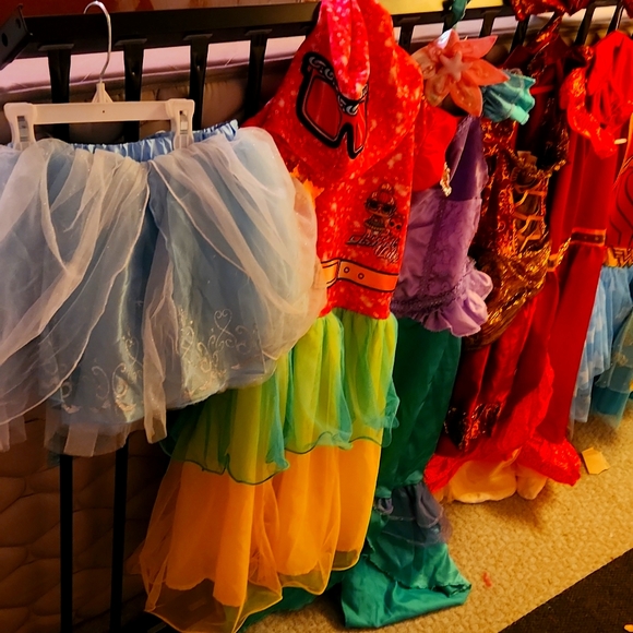 Lot of girls dress up Disney princesses costume party - Picture 3 of 8